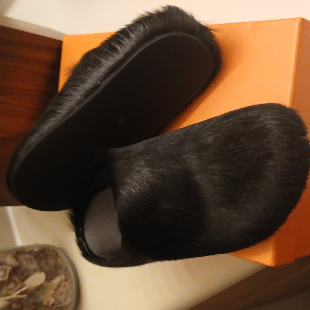 NWOT Jet Black Faux Fur Mule - Picture 4 of 5